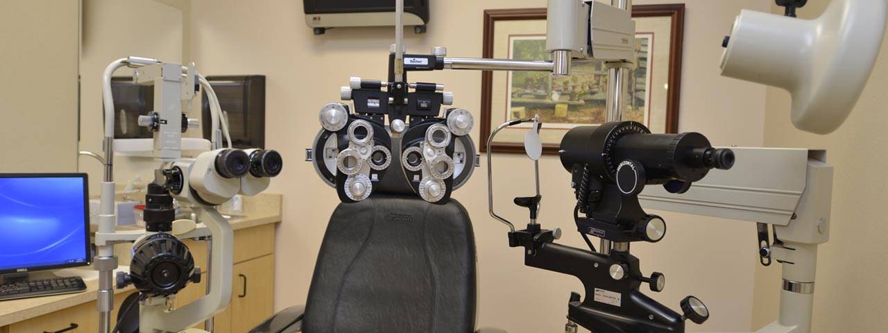 eye doctor's exam room 